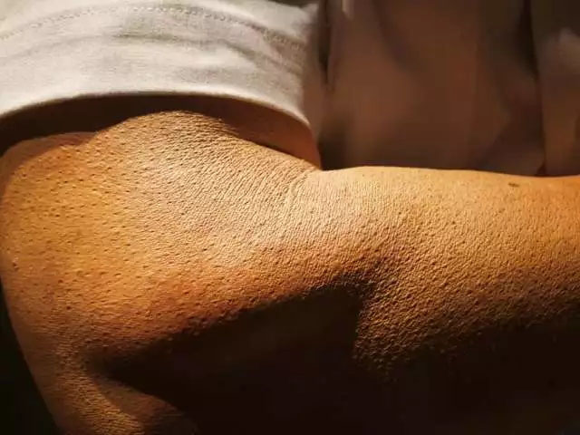 雞皮疙瘩、老年斑、皺紋、皮膚曬后顏色處理等等細節&mdash;&mdash;樹脂雕塑《站崗》