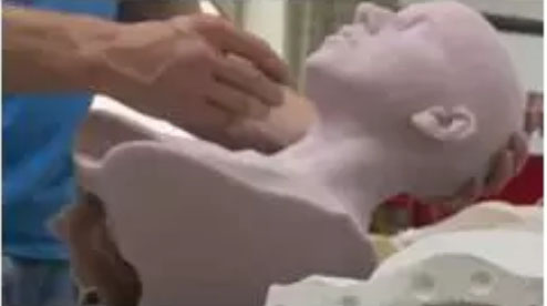 制作雕塑的過程開始于雕刻家用黏土、蠟或其他材料創造出原始模型