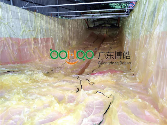 完成鋪層后，用真空袋覆蓋好