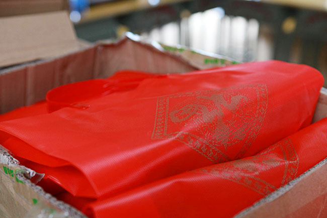 給學生準備的小禮物（文具盒、筆、糖果）