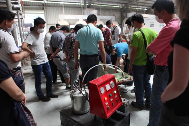 啟動設(shè)備，開始進行真空導(dǎo)入